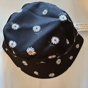 Alice + Olivia NWT Bucket Hat reversible white flowers black